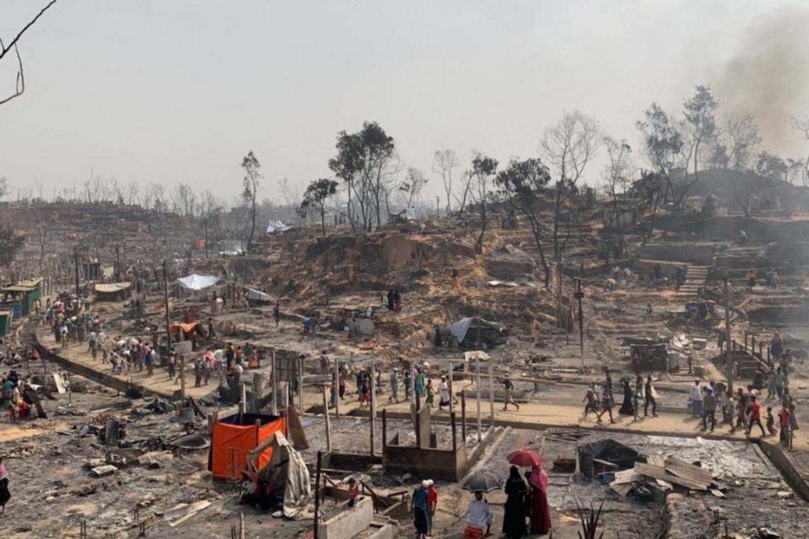 Un incendie à Cox's Bazar provoque le déplacement de milliers de réfugiés rohingyas 